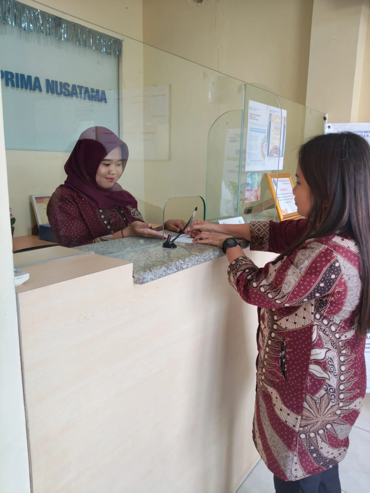 Foto : Teller BPR Prima Nusatama sedang melayani nasabah.